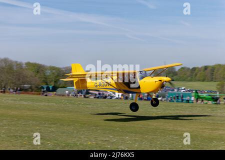 Bright Yellow AeroPro Eurofox Microlight Aircraft G-RODW arriva al campo aereo di Popham in Hampshire Inghilterra per partecipare all'incontro annuale degli aerei a microflumi Foto Stock