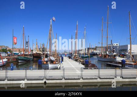 Navi e navi a New Harbour, Mooring, Bremerhaven, Brema, Germania, Europa Foto Stock