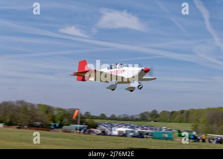 Smart Red & White Vans RV-7 aereo G-DPRV arriva a Popham Airfield in Hampshire Inghilterra per partecipare all'annuale riunione di volo degli aerei a microlight Foto Stock
