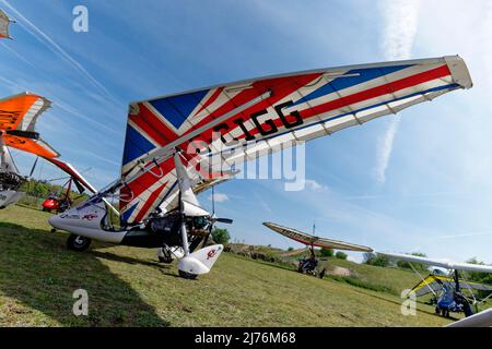 Colpisce British Union Jack bandiera design sul ala di questo P&M Aviation Quik GTR Flex Wing aereo ultraleggero parcheggiato in su a Popham Airfield Foto Stock