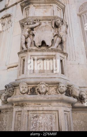 Ornamenti sulla facciata della Cattedrale di San Giacobbe, patrimonio dell'umanità dell'UNESCO, Sibenik, contea di Sibenik-Knin, Croazia, Europa Foto Stock