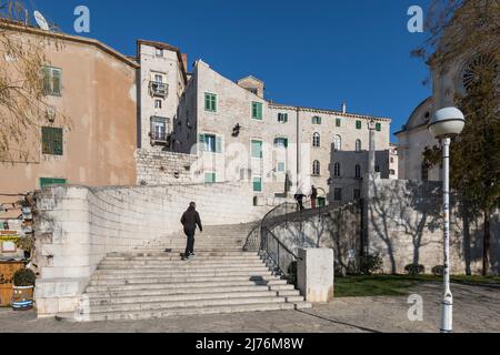 Città vecchia con scale per Piazza della Repubblica, Sibenik, Sibenik-Knin County, Croazia, Europa Foto Stock