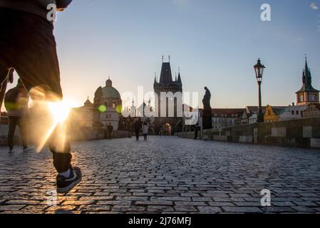 Alba al Ponte Carlo, Torre del Ponte della Città Vecchia, Chiesa della Santa Croce, Praga, Repubblica Ceca Foto Stock