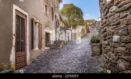 Village Street a Minerve. Il borgo medievale fu costruito su una roccia. Ultimo rifugio dei catari, uno dei più bei villaggi di Francia (Les più beaux Villages de France). Foto Stock