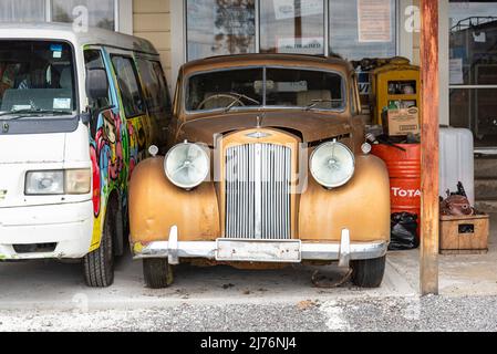 Auto d'epoca su un grande scrapyard alla fine del percorso Old Coach Road, Isola del Nord della Nuova Zelanda Foto Stock