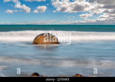 Scenica Moeraki Boulders sulla costa orientale della Nuova Zelanda Isola Sud Foto Stock
