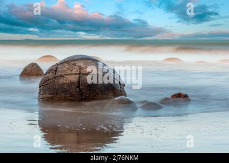 Scenica Moeraki Boulders sulla costa orientale della Nuova Zelanda Isola Sud Foto Stock