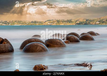 Scenica Moeraki Boulders sulla costa orientale della Nuova Zelanda Isola Sud Foto Stock