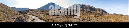 Escursioni il Tongariro Alpine Crossing attraverso la valle di Mangatepopo, Mt Ngauruhoe sullo sfondo, Nuova Zelanda Foto Stock