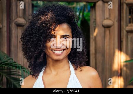 naturale bella razza mista donna senza trucco nel parco tropicale gerden Foto Stock