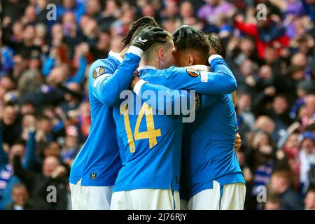 James Tavernier, capitano dei Rangers festeggia con Joe Aribo e Ryan Kent dopo aver segnato il primo gol della partita di Ranger contro RB Leipzig Foto Stock