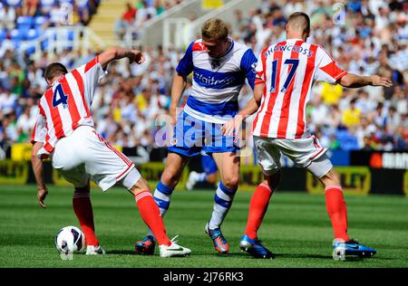 18 agosto 2012 - Premier League Football - Reading FC vs Stoke City. Pavel Pogrebnyak di Reading viene affrontato da Robert Huth e Ryan Shawcross di Stoke. Fotografo: Paul Roberts / Pathos. Foto Stock