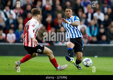 Il Dennis Cirkin di Sunderland chiude lo Sheffield Wednesday's Liam Palmer durante la partita di semifinale della Sky Bet League One, prima tappa allo Stadium of Light di Sunderland. Data foto: Venerdì 6 maggio 2022. Foto Stock