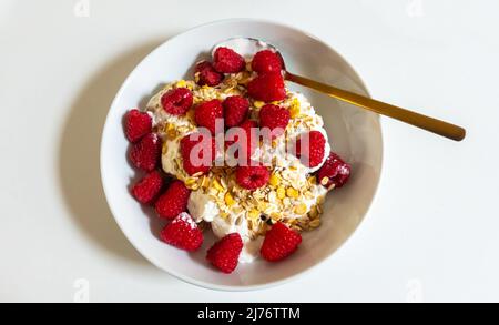 Lamponi, avena tagliata in acciaio e yogurt greco Foto Stock