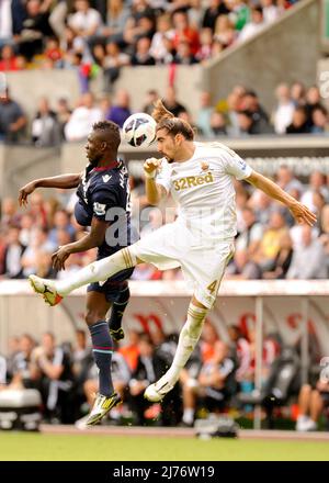 25th agosto 2012 - Premier League Football - Swansea vs West Ham United. Chico Flores di Swansea City testa una palla con Modibo Maiga di West Ham. Fotografo: Paul Roberts / Pathos. Foto Stock