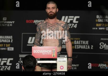 PHOENIX, AZ - Maggio 6: Cameron VanCamp passi sulla scala a Hyatt Regency per UFC 274 - Oliveira vs Gaethje : Official Weigh-in on May 6, 2022 a Phoenix, Arizona, Stati Uniti. (Foto di Louis Grasse/PxImages) Foto Stock