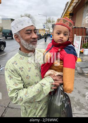 Nonno e nipote in strada durante Eid al-Fitr dopo aver partecipato ad un servizio di preghiera mattutino presso una Moschea di Brooklyn Foto Stock