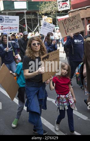 Manifestazione annuale del giorno di Maggio e marcia a New York City in rappresentanza di sindacati, lavoratori e varie questioni sociali e politiche che influenzano la persona della classe operaia. Foto Stock