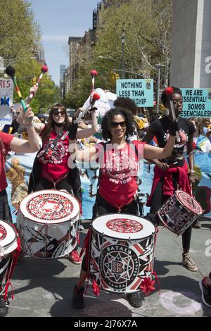 Manifestazione annuale del giorno di Maggio e marcia a New York City in rappresentanza di sindacati, lavoratori e varie questioni sociali e politiche che influenzano la persona della classe operaia. Foto Stock