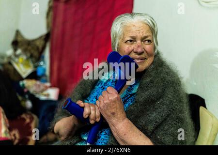 6 maggio 2022, Luch, Oblast di Mykolaiv, Ucraina: Donne anziane nel bunker a Luch, Ucraina il 6 maggio 2022. Luch è un villaggio al confine con Kherson Oblast, che è stato costantemente bombardato dall'inizio della guerra e le poche popolazioni rimaste vivono da 2 mesi nei bunker antiatomici costruiti in epoca sovietica. (Credit Image: © Vincenzo Circosta/ZUMA Press Wire) Credit: ZUMA Press, Inc./Alamy Live News Foto Stock