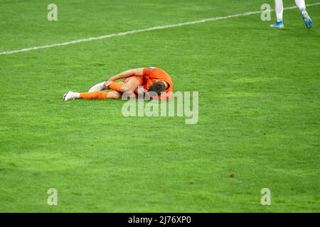 Il calciatore ferito giace sul campo. Foto Stock