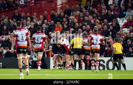 I giocatori separano un confronto tra Charlie Chapman di Gloucester Rugby e Saracens Vincent Koch durante la partita finale della Coppa delle sfide europee al Kingsholm Stadium di Gloucester. Data foto: Venerdì 6 maggio 2022. Foto Stock