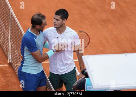 Rafael Nadal in Spagna scuote le mani con Carlos Alcaraz in Spagna dopo la loro partita di quarti di finale del torneo ATP Tour Madrid Open 2022 al Caja Magica di Madrid. Foto Stock