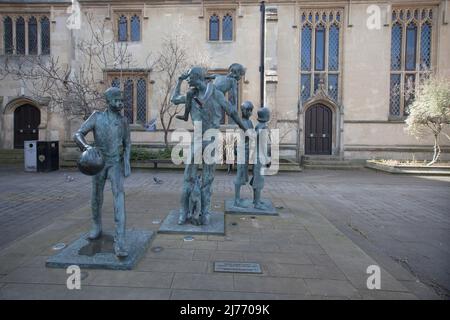 La statua del Meeting su Harpur Square di John Mills a Bedford nel Regno Unito Foto Stock