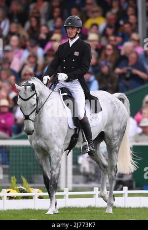 6th maggio 2022, Badminton Estate, Gloucester, Inghilterra; Mars Equestrian Badminton Horse Trials, giorno 3; Tom Jackson cavalcando CAPELS HOLLOW DRIFT durante il test di dressage il terzo giorno dei 2022 Badminton Horse Trials Foto Stock