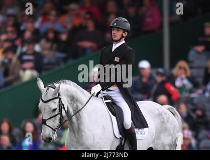 6th maggio 2022, Badminton Estate, Gloucester, Inghilterra; Mars Equestrian Badminton Horse Trials, giorno 3; Tom Jackson cavalcando CAPELS HOLLOW DRIFT durante il test di dressage il terzo giorno dei 2022 Badminton Horse Trials Foto Stock