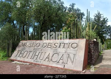 Iscrizione al museo, vista dal giardino del museo, situato nelle antiche rovine delle piramidi di Teotihuacan, Messico Foto Stock