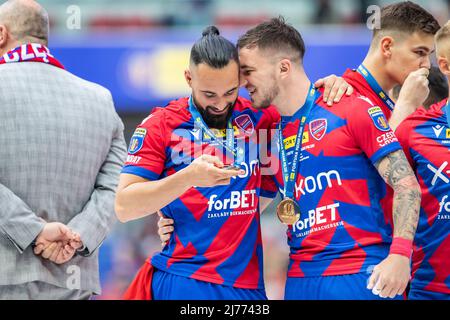 Ivan ivi Lopez (L) e Deian Sorescu (R) di Rakow sono visti durante la cerimonia dopo la partita finale della Fortuna Polish Cup tra Lech Poznan e Rakow Czestochowa al PGE National Stadium. Punteggio finale; Lech Poznan 1:3 Rakow Czestochowa. Foto Stock