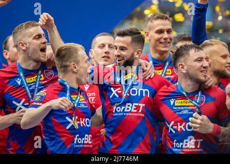 (Da L a R) Vladislavs Gutkovskis, Patryk Kun, Mateusz Wdociak, Deian Sorescu di Rakow sono visti durante la cerimonia dopo la partita finale della Fortuna Polish Cup tra Lech Poznan e Rakow Czestochowa allo Stadio Nazionale PGE. Punteggio finale; Lech Poznan 1:3 Rakow Czestochowa. Foto Stock