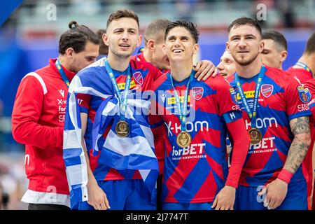 Giannis Papanikolaou (L), ben Lederman (C), Deian Sorescu (R) sono stati visti durante la cerimonia dopo la partita finale della Fortuna Polish Cup tra Lech Poznan e Rakow Czestochowa allo Stadio Nazionale PGE. Punteggio finale; Lech Poznan 1:3 Rakow Czestochowa. Foto Stock