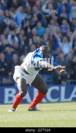 PORTSMOUTH V BLACKBURN LUA LUA CELEBRA NEL SUO STILE ABITUALE PIC MIKE WALKER, 2006 Foto Stock