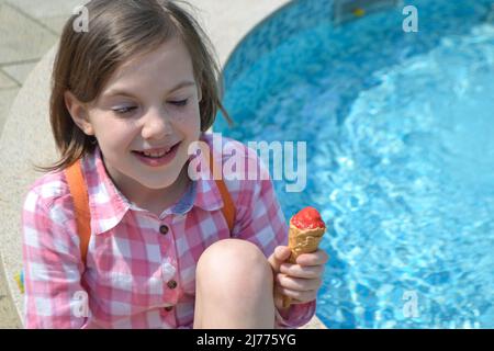 Contiene un cono di waffle freschi con gelato al lampone Foto Stock