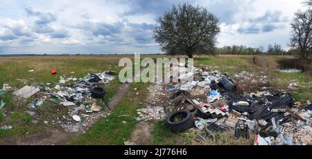 Mucchi di spazzatura nel prato. Problemi di protezione ambientale contesto. Aiuta prati e boschi! Foto Stock