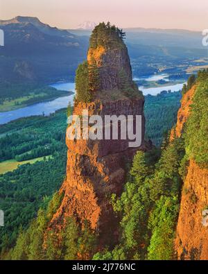 St Peters Dome si affaccia sulla Columbia River Gorge National Scenic Area, Oregon Foto Stock