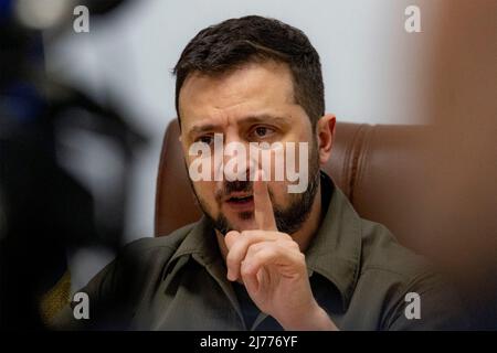 Kiev, Ucraina. 06 maggio 2022. Il presidente ucraino Volodymyr Zelenskyy, consegna un discorso al Royal Institute of International Affairs Chatham House meeting via video link dalla sala della situazione, 6 maggio 2022 a Kiev, Ucraina. Credit: Ukraine Presidency/Ukraine Presidency/Alamy Live News Foto Stock