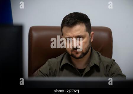Kiev, Ucraina. 06 maggio 2022. Il presidente ucraino Volodymyr Zelenskyy, consegna un discorso al Royal Institute of International Affairs Chatham House meeting via video link dalla sala della situazione, 6 maggio 2022 a Kiev, Ucraina. Credit: Ukraine Presidency/Ukraine Presidency/Alamy Live News Foto Stock
