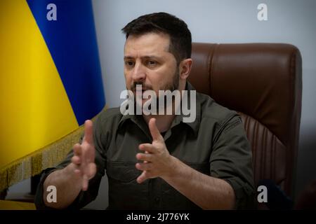 Kiev, Ucraina. 06 maggio 2022. Il presidente ucraino Volodymyr Zelenskyy, consegna un discorso al Royal Institute of International Affairs Chatham House meeting via video link dalla sala della situazione, 6 maggio 2022 a Kiev, Ucraina. Credit: Ukraine Presidency/Ukraine Presidency/Alamy Live News Foto Stock