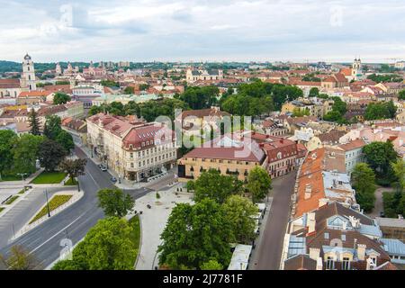 VILNIUS, LITUANIA - LUGLIO 2021: Vista aerea della città vecchia di Vilnius, una delle più grandi città medievali sopravvissute del Nord Europa. Vilnius, lituani Foto Stock