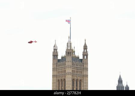 Londra, Regno Unito, 6th maggio 2022. I servizi di emergenza hanno assistito alla scena dopo gli incidenti che si sono verificati a distanza di un'ora sul Ponte di Westminster. Un'ambulanza aerea è stata spedita per un ciclista che ha subito una ferita alla testa ed è vista sopra le Camere del Parlamento. Credit: Undicesima ora Fotografia/Alamy Live News Foto Stock