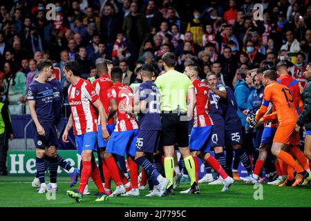 MADRID - Apr 13: I giocatori combattono durante la partita della Champions League tra il Club Atletico de Madrid e Manchester City allo Stadio Metropolitano Foto Stock