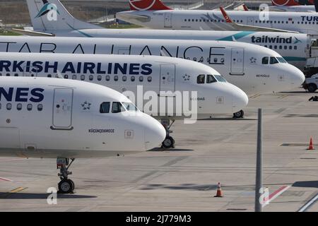 ISTANBUL, TURCHIA - 05 OTTOBRE 2021: Aeroplani in posizione di parcheggio all'aeroporto internazionale di Istanbul. Foto Stock