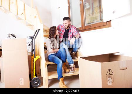 la giovane coppia si sposta in una nuova casa Foto Stock