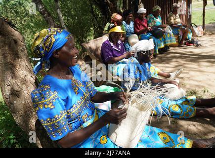 (220506) -- MACHAKOS (KENYA), 6 maggio 2022 (Xinhua) -- le donne tessono i cestini nel villaggio di Katangi nella contea di Machakos, Kenia, il 3 maggio 2022. (Xinhua/Dong Jianghui) PER ANDARE CON caratteristica: Le donne rurali keniote ampliano i flussi di reddito attraverso la tessitura del cestino Foto Stock