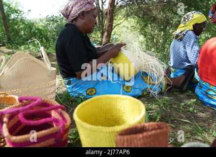 (220506) -- MACHAKOS (KENYA), 6 maggio 2022 (Xinhua) -- le donne tessono i cestini nel villaggio di Katangi nella contea di Machakos, Kenia, il 3 maggio 2022. (Xinhua/Dong Jianghui) PER ANDARE CON caratteristica: Le donne rurali keniote ampliano i flussi di reddito attraverso la tessitura del cestino Foto Stock