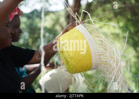 (220506) -- MACHAKOS (KENYA), 6 maggio 2022 (Xinhua) -- una donna tesse un paniere al villaggio di Katangi nella contea di Machakos, Kenya, il 3 maggio 2022. (Xinhua/Dong Jianghui) PER ANDARE CON caratteristica: Le donne rurali keniote ampliano i flussi di reddito attraverso la tessitura del cestino Foto Stock