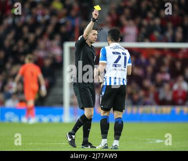 L'arbitro Matthew Donohue assegna una carta gialla a massimo Luongo #21 di Sheffield Mercoledì durante la seconda metà Foto Stock